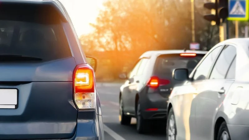 Turn off car engine in traffic to save fuel