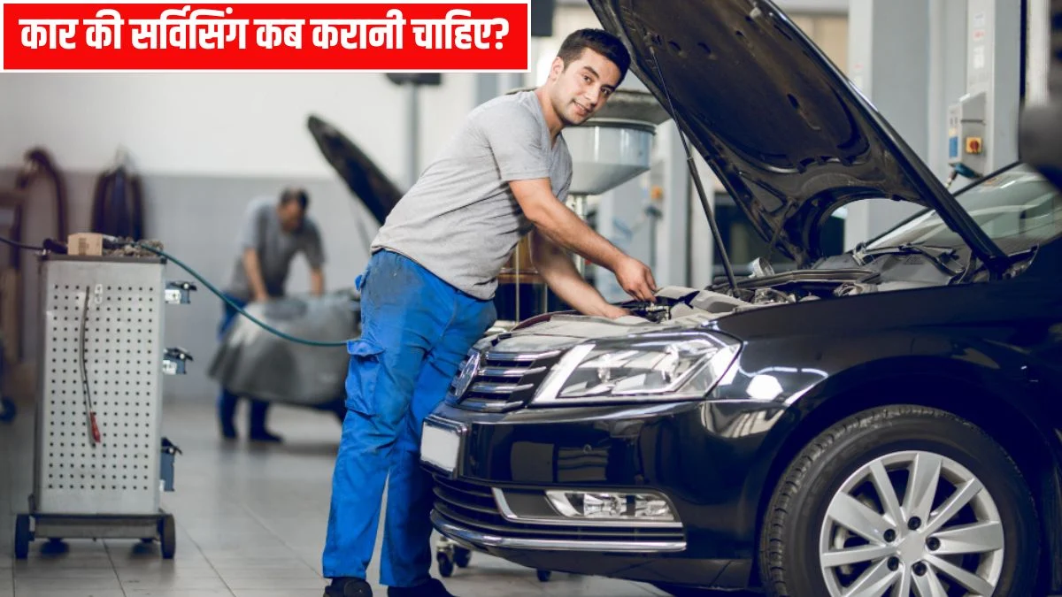 कार की सर्विसिंग कब करानी चाहिए (Car servicing kab karani chahiye) मैकेनिक द्वारा इंजन चेक करते हुए